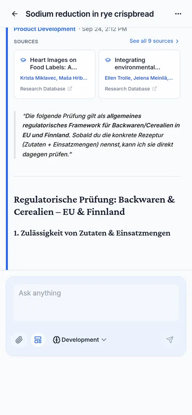 Alchemyst auf dem Smartphone beantwortet eine auf Deutsch gestellte Frage auf Deutsch